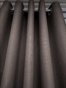 Комплект шторы на люверсах блэкаут лен рогожка. Цвет серо-коричневый. Готовые шторы в спальню, зал, гостиную