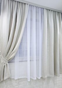 Комплект короткі штори і тюль. Блекаут льон рогожка + тюль шифон. Колір: світлий бежевий штори, білий тюль