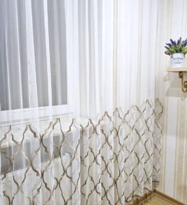 Білий тюль грек сітка з бежевою вишивкою по низу