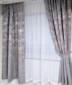 Комплект короткі штори і тюль. Жаккард маармур + тюль льон. Колір: сірий з темною пудрою штори, білий тюль