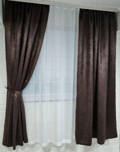Комплект короткие шторы и тюль. Блэкаут софт + тюль шифон вуаль. Цвет: венге шторы, белый тюль