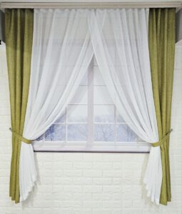 Комплект короткие шторы тюль. Цвет оливковый с белым