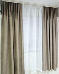 Комплект короткие шторы и тюль. Микровелюр + тюль шифон. Цвет: темный бежевый шторы, белый тюль