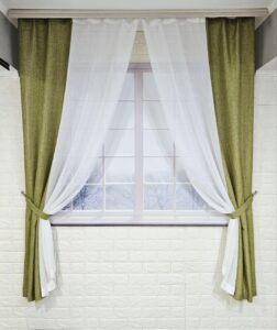 Комплект короткие шторы тюль. Цвет оливковый с белым