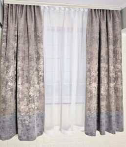 Комплект короткие шторы + тюль. Жаккард мрамор + тюль лен. Цвет: бежевый с серым шторы, белый тюль