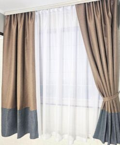 Комплект короткі штори і тюль. Блекаут льон рогожкка + тюль шифон. Колір: бежевий з сірим штори, білий тюль