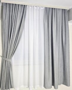 Комплект короткі штори і тюль. Мікровелюр + креп-льон. Колір: світло-сірі штори, білий тюль